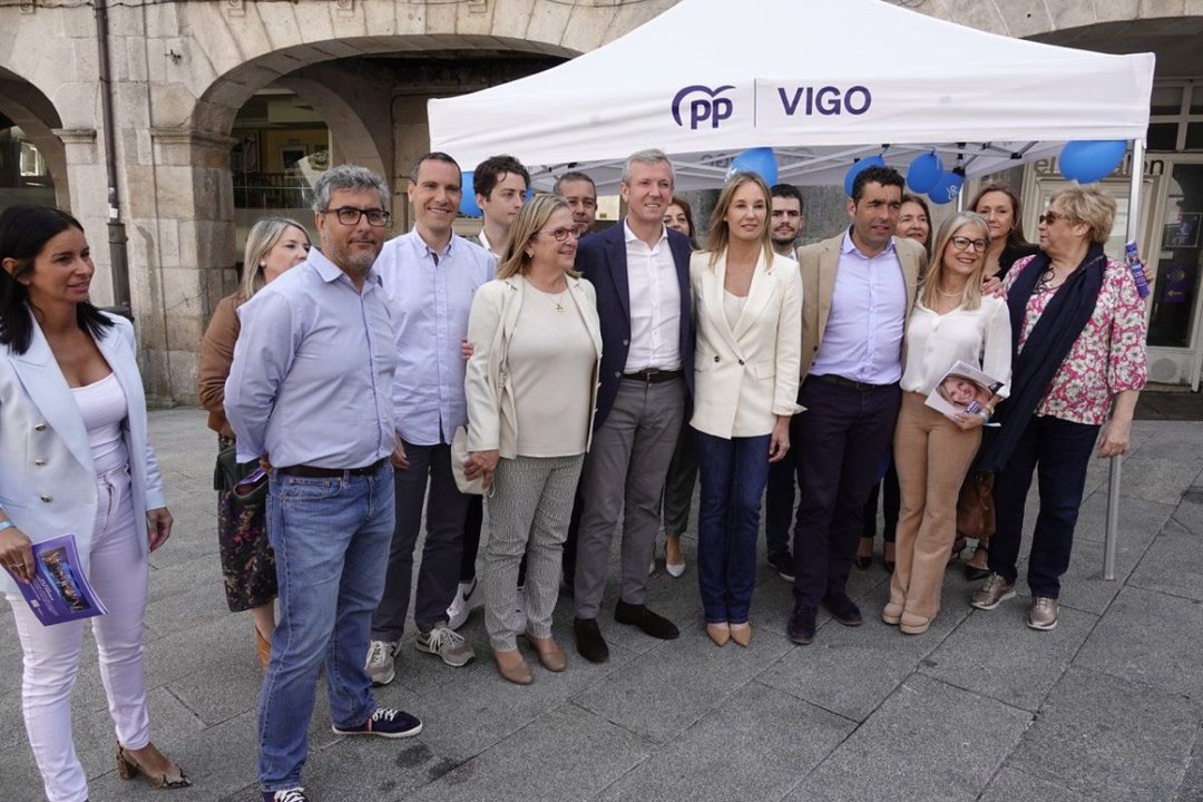Alfonso Rueda y Marta Fernández-Tapias, junto con la candidatura del Partido Popular en Vigo.