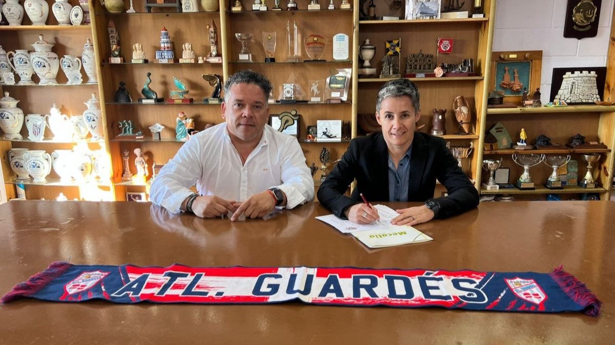 La entrenadora madrileña estampa su firma en el contrato junto al presidente del club miñoto, Jesús López.