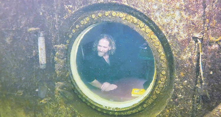 Joseph Dituri, bajo el agua.