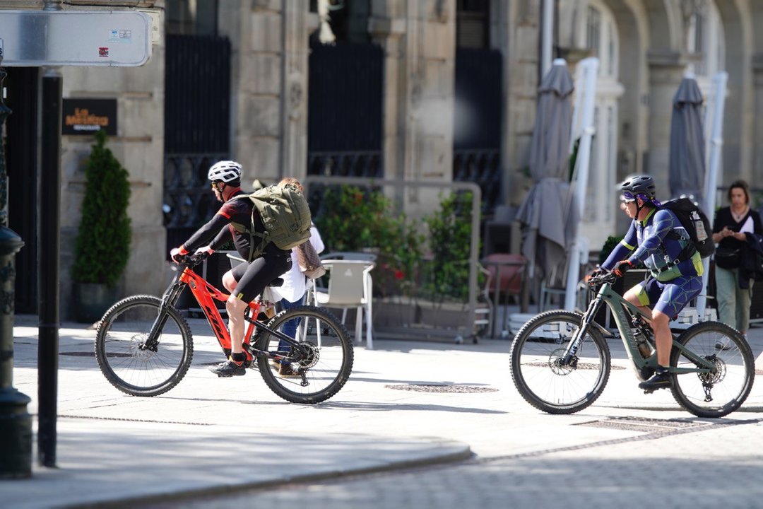 Ciclistas en la ciudad de Vigo. // Vicente Alonso