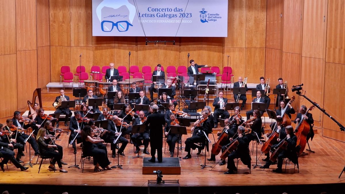 A Real Filharmonía de Galicia e o Coro de Cámara Rías Baixas, onte no teatro García Barbón.