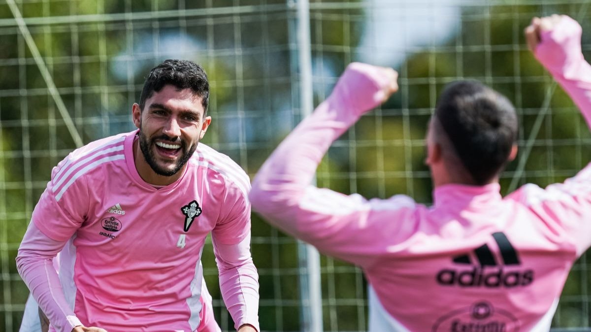 Unai Núñez bromea con Carles Pérez durante un entrenamiento.