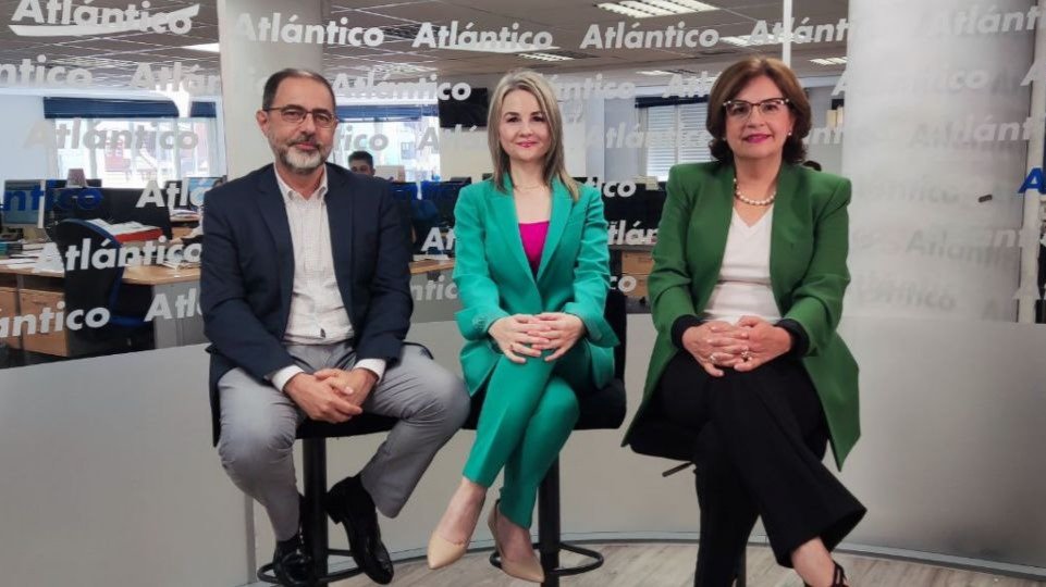 Tomás del Río, Noemí Muleiro y Teresa Franco, en el set de Atlántico TV.