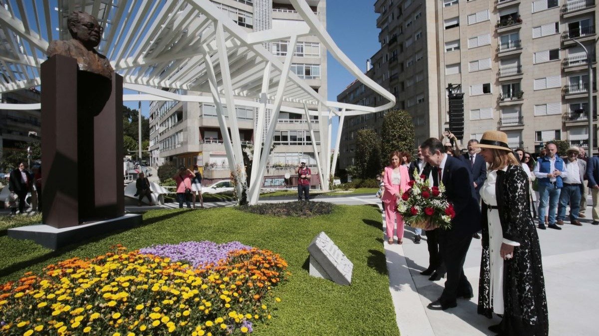 Abel Caballero, xunto co  grupo de goberno vigués, fixo a ofrenda floral no monumento e praza de Don Paco, tamén chamada Elíptica.