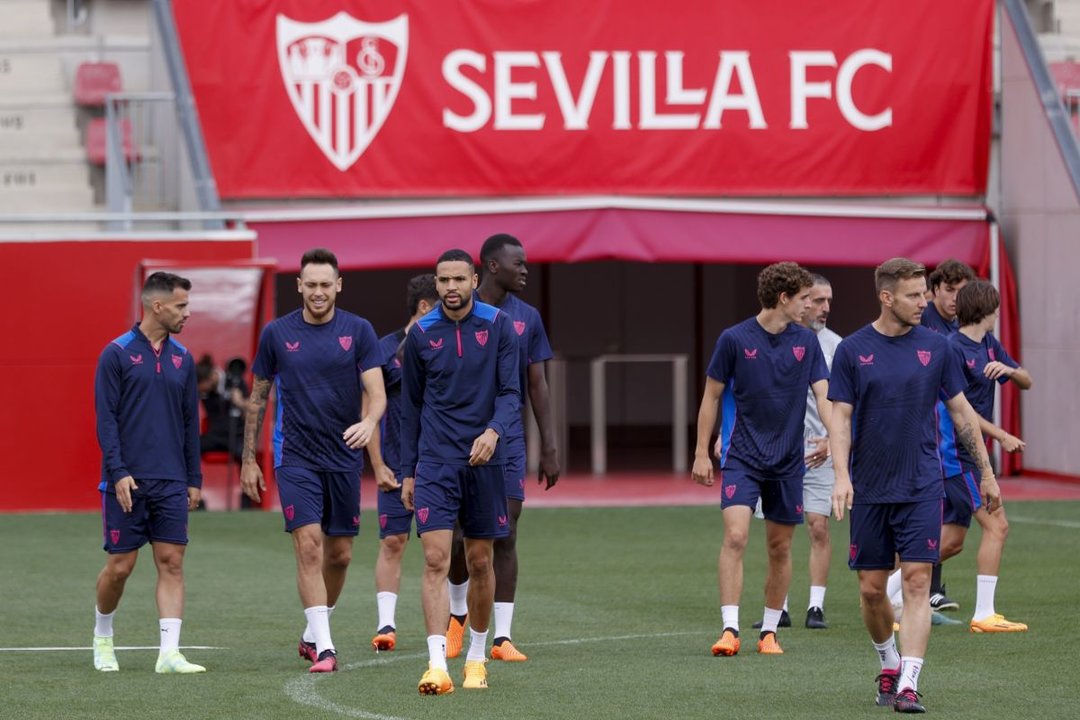Jugadores del Sevilla, ayer, en el entrenamiento previo al partido de hoy.