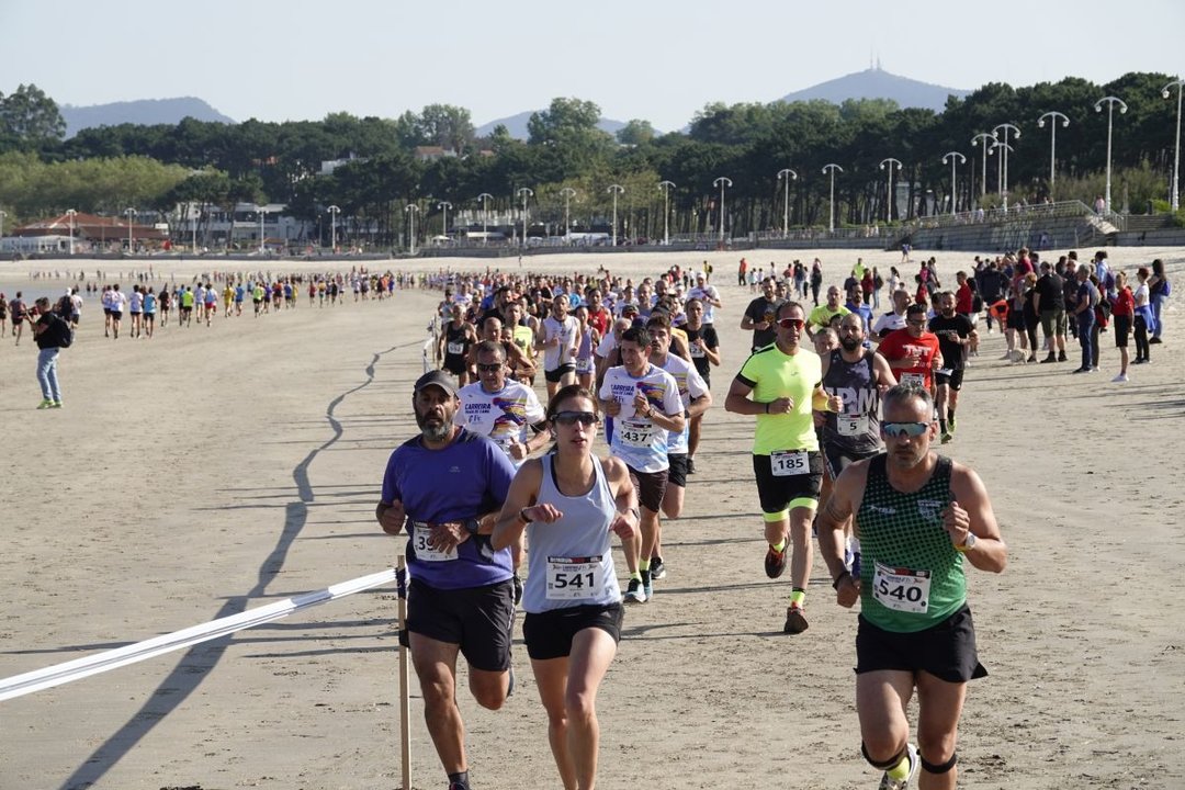 A Carreira Praia de Samil contou cunha notable participación, xa que á proba de adultos (673 atletas) engadíronse ducias de nenos no areal vigués.