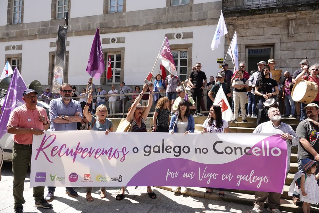O candidato de Podemos-Marea Rubén Pérez (segundo pola esquerda) na manifestación en defensa do uso do galego. // Vicente Alonso