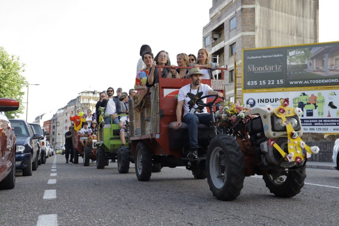 El esperado y aplaudido Desfile de ‘Chimpíns’ , las ‘limusinas agroglamurosas’ del Festival de Cans,