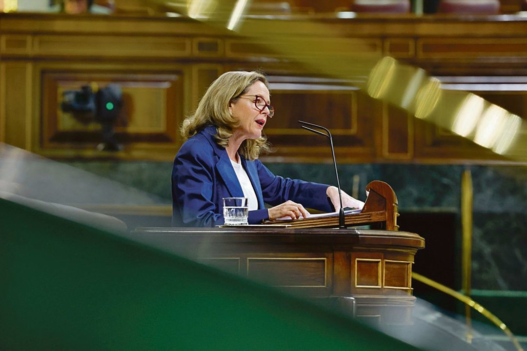 La vicepresidenta primera, Nadia Calviño interviene en el Congreso de los Diputados.