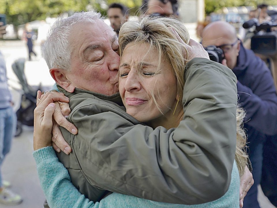 Yolanda Díaz, con su padre, ayer en A Coruña.