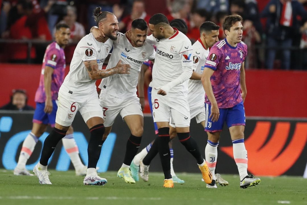 Los jugadores del Sevilla celebran su primer gol, marcado por Suso.