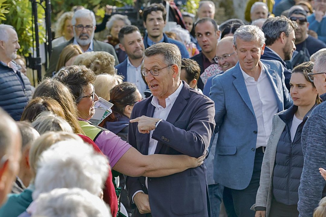 Núñez Feijóo, con Alfonso Rueda, ayer en Ferrol antes del mitin de campaña del PP.