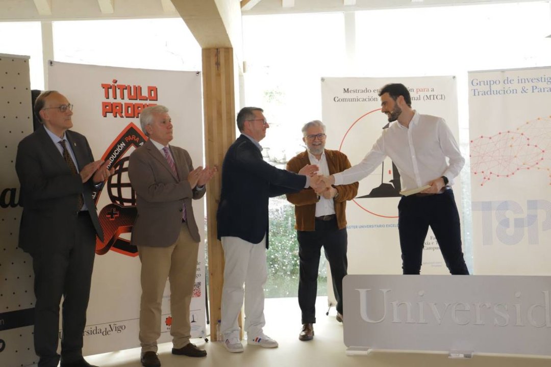 La gala estuvo conducida por el periodista vigués José Riveiro y exalumnos del título propio ETIV hicieron entrega de los premios.