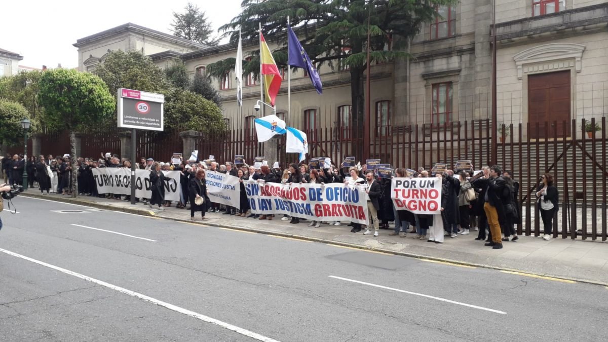 Concentración de abogados, ayer, frente al Parlamento de Galicia.