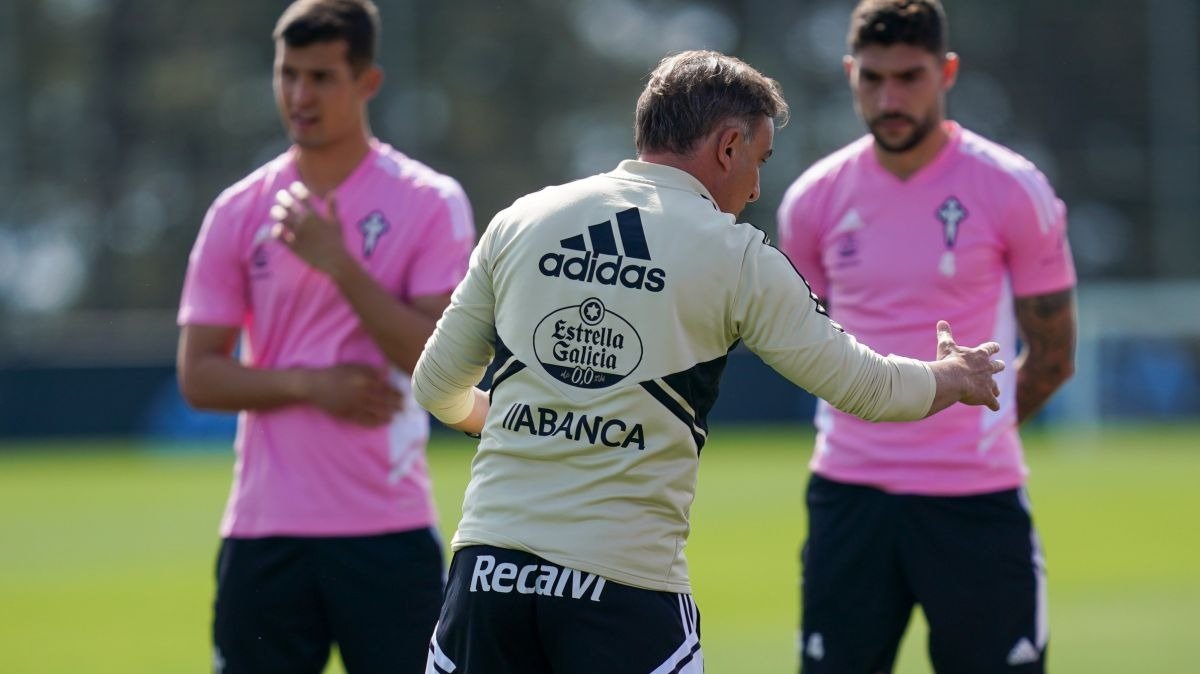 Carlos Carvalhal da instrucciones a sus jugadores durante un entrenamiento en Mos.