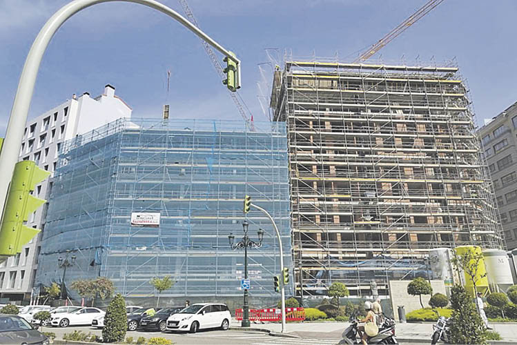 Viviendas en construcción en el centro de Vigo en 2019. // Vicente Alonso