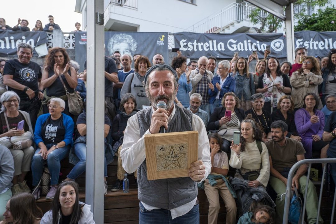 Luis Zahera, Premio Pedigree de honor del Festival mostrando su ‘estrela de  la XX ediciñon de Cans’.