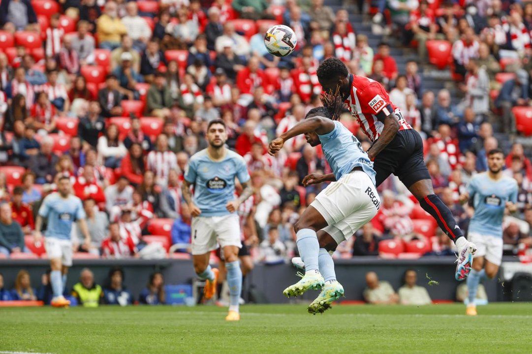 Iñaki Williams se adelanta a Joseph Aidoo para cabecear en la acción del primer gol del Athletic ayer en San Mamés.