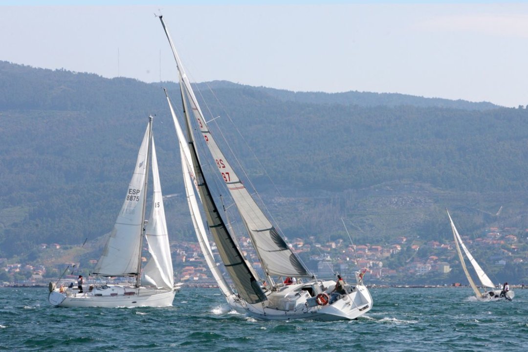 La regata Volta ás Cíes concluyó ayer en la Ría de Vigo.