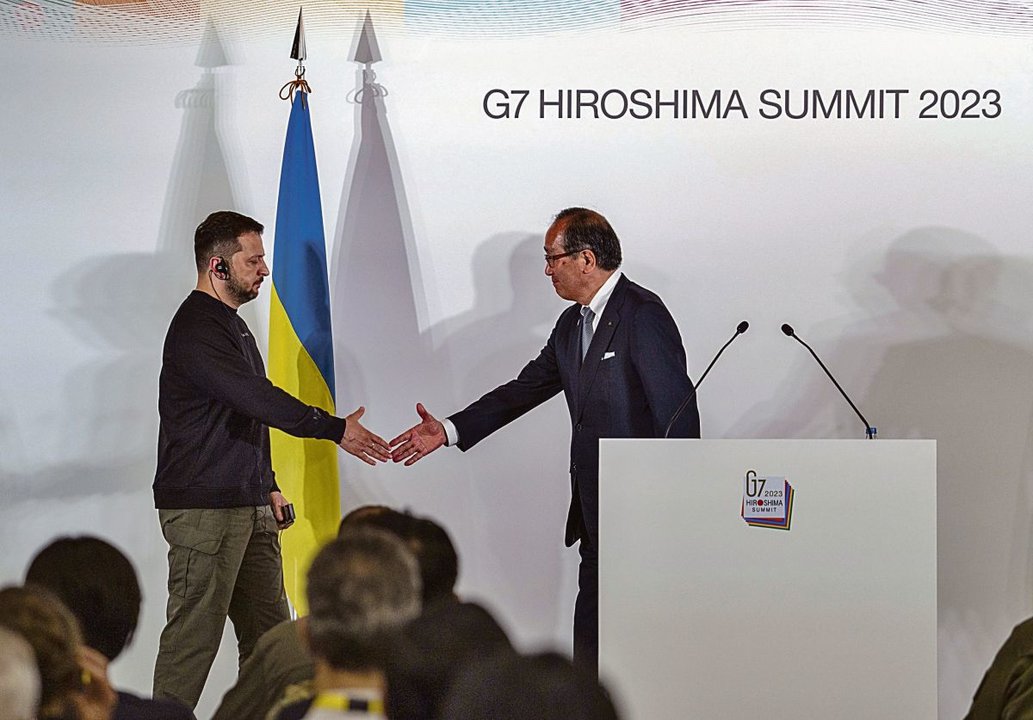 Zelenski se da la mano con el alcalde de Hiroshima, Kazumi Matsui, al finalizar el G7.