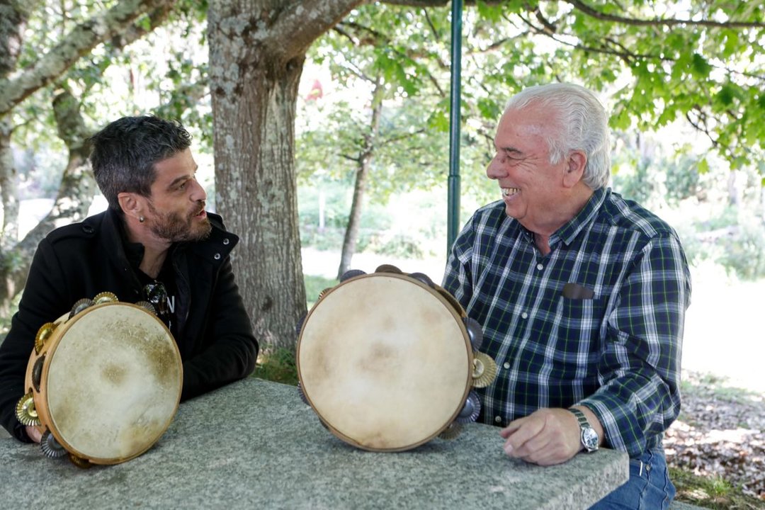 Álvaro Costas, co seu avó, Wenceslao Cabezas “Polo”, quen o introducíu na música tradicional.