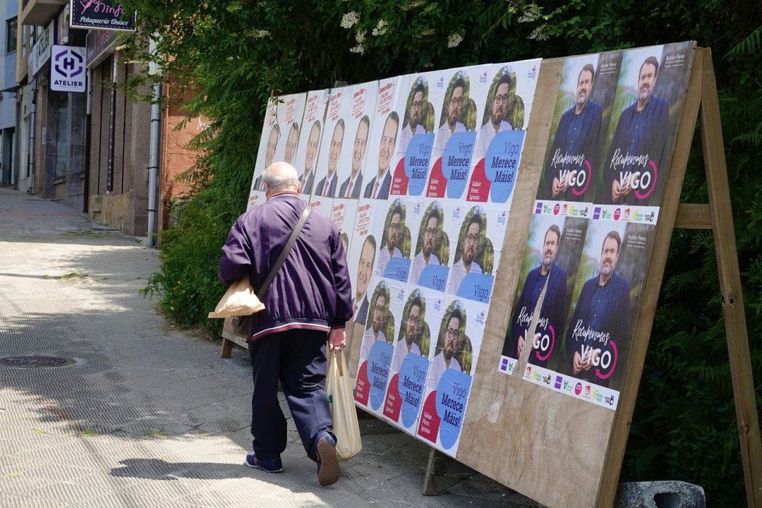 Los carteles ya se agolpan en los soportes de libre expresión y las urnas ya van llegando a los colegios electorales a una semana de las votaciones.