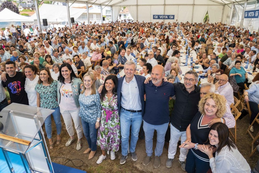 Nidia Arévalo recibió el apoyo en Mos del presidente Alfonso Rueda y de la ex-ministra Ana Pastor que acudieron a la comida con afiliados y simpatizantes.