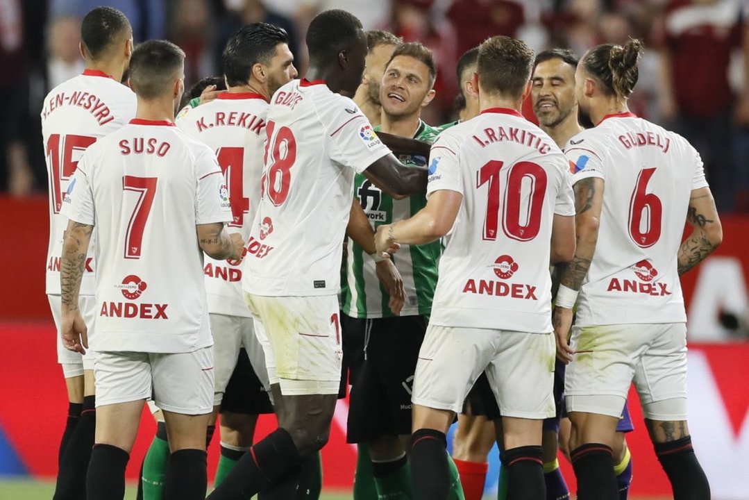 Joaquín, rodeado de futbolistas del Sevilla en una trifulca, en el partido disputado ayer.