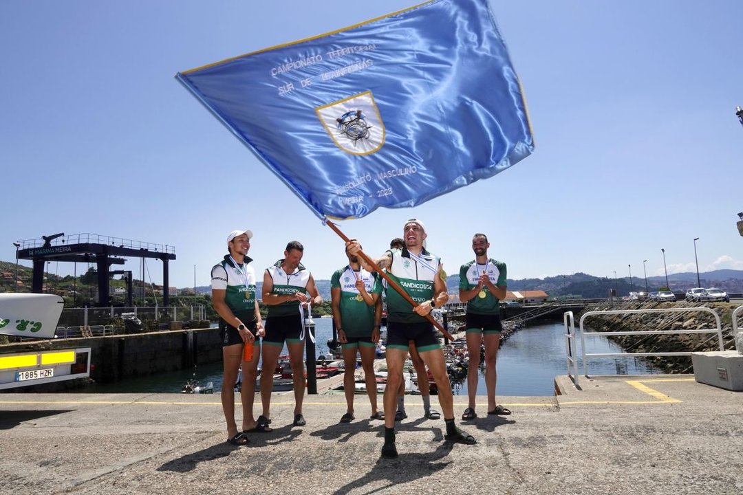 La tripulación de Meira agitó la bandera que le acredita como ganador de la competición Territorial Sur.