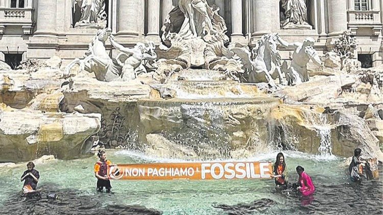 Activistas en la Fontana di Trevi.