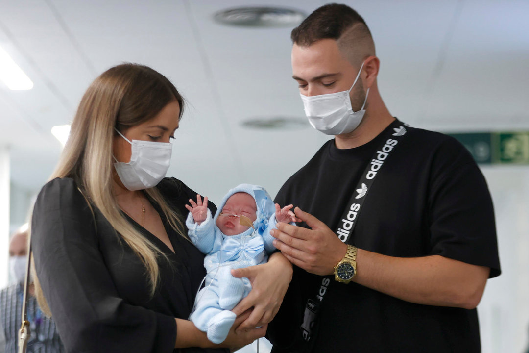 Nace el primer bebé de una mujer trasplantada de útero en España. // EFE