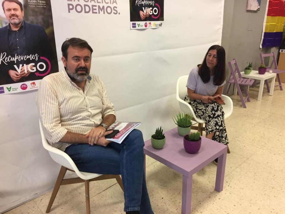 Rubén Pérez y Meli Vázquez, ayer en la sede de Podemos.