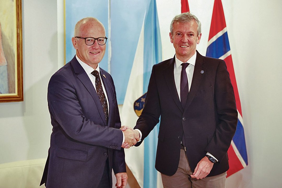 El embajador de Noruega en España, Nils Haugstveit, y Rueda, durante la reunión.