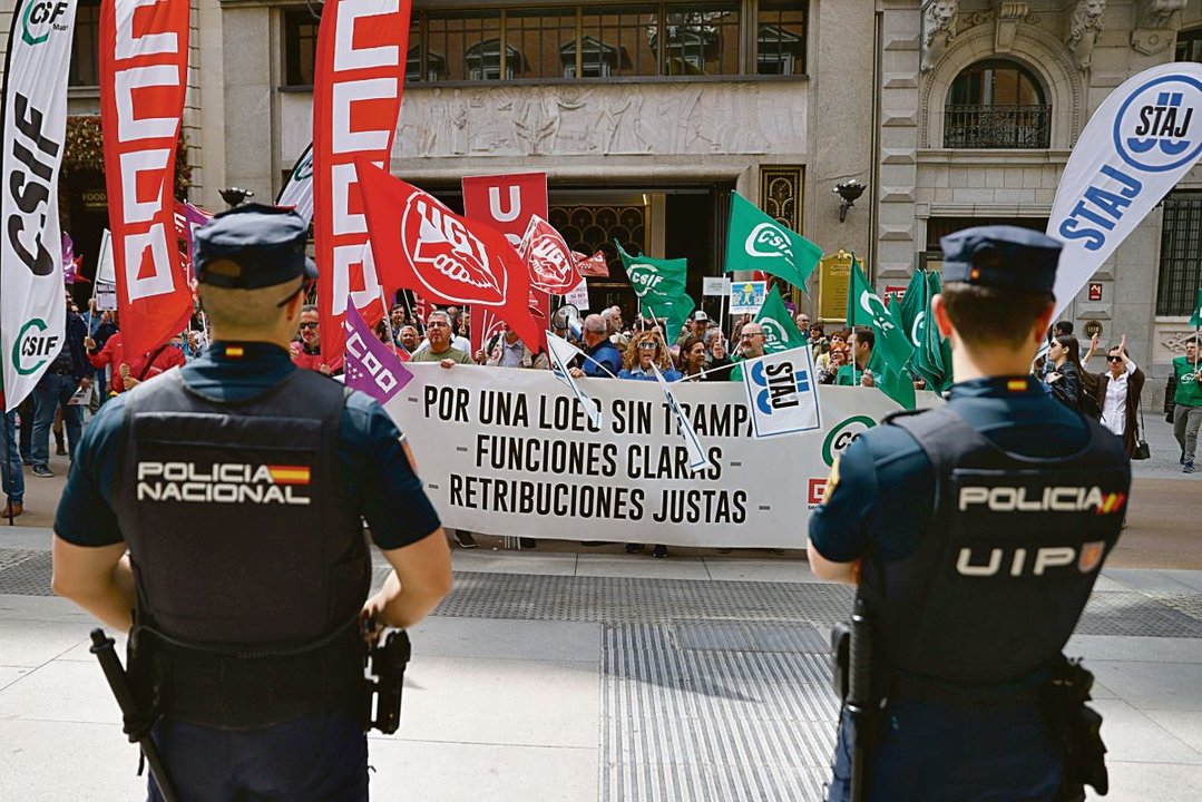 Funcionarios de Justicia concentrados ayer ante la sede del Ministerio de Hacienda de Madrid.