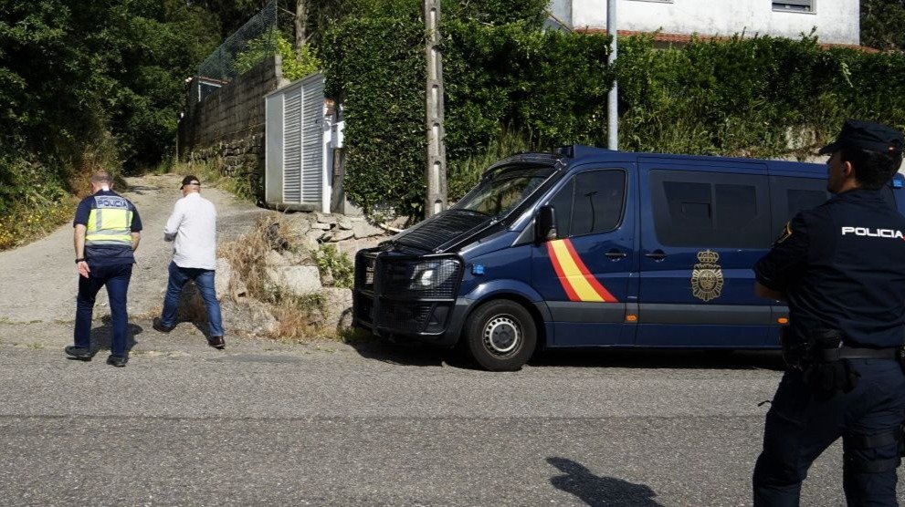 Dos comisarios de la Policía Nacional de Vigo, ayer entrando hacia el lugar donde estaba el artefacto, cerca de  A Ramallosa.