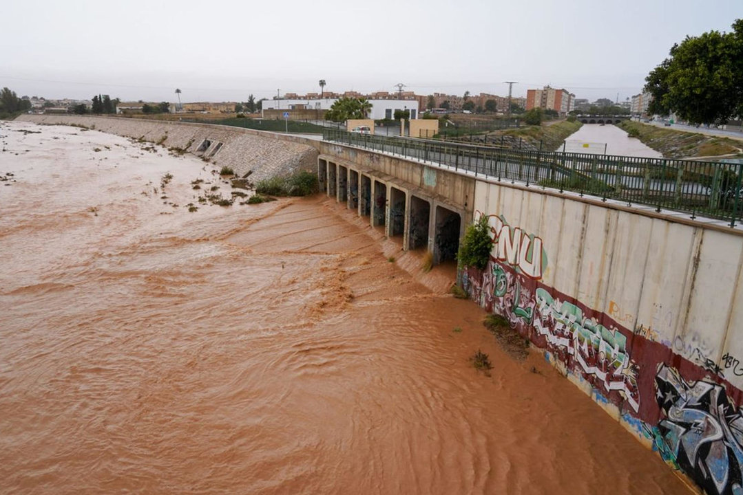 Las intensas lluvias en Murcia han obligado a cortar carreteras. // EFE