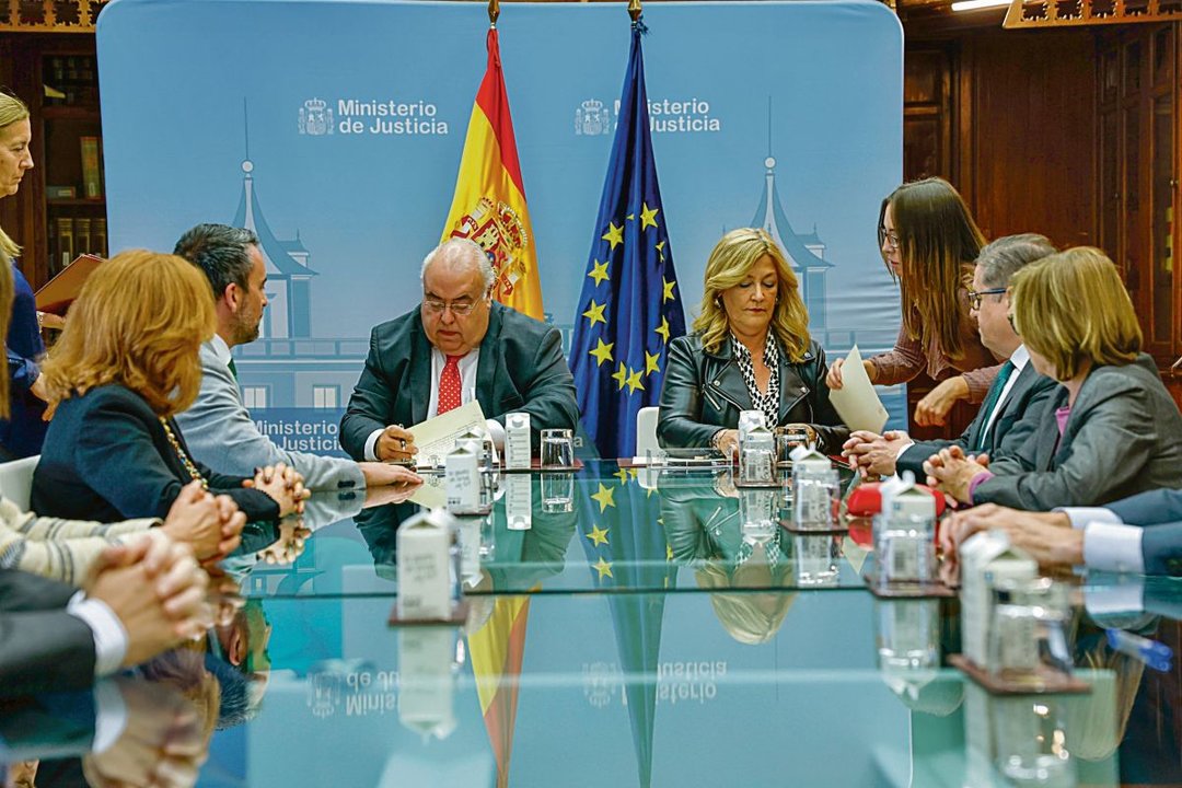 Tontxu Rodríguez y Lidia Sánchez firman con jueces y fiscales el acuerdo.