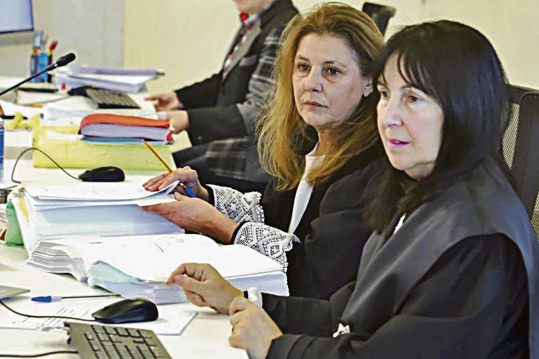 La magistrada, Elena Fernández Currás (c) en una sesión del juicio del Alvia.