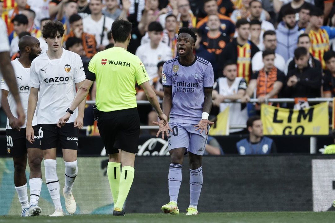 El madridista Vinicius protesta al árbitro durante el partido del pasado domingo.
