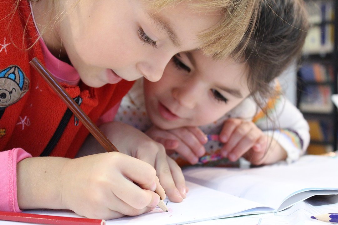 Dos niñas elaboran tareas de clase. // Pixabay