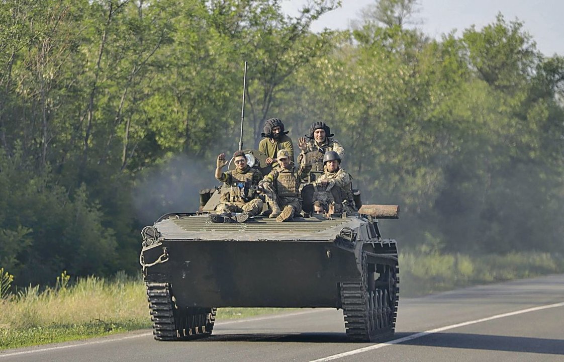Soldados ucranianos en un tanque en la región de Bajmut.