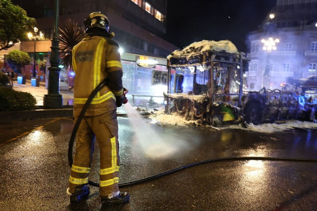 El incendio calcinó por completo un autobús en la parada de Urzaiz horas antes del 1 de Mayo.