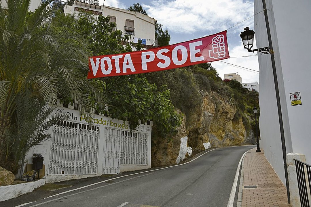 Pancarta del PSOE en una calle de Mojácar (Almería).