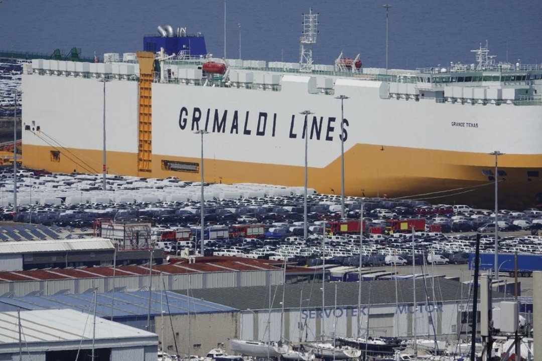 Un portacoches gigante de la línea Grimaldi, cargando miles de vehículos ayer en la terminal marítima de Bouzas.