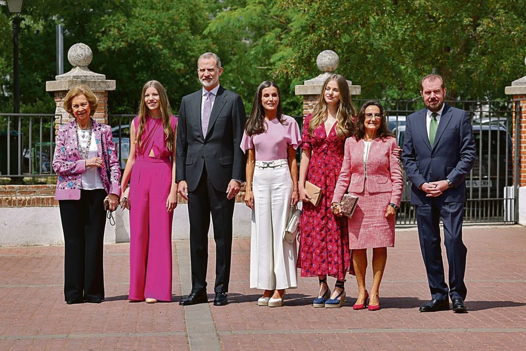Los reyes Felipe y Letizia junto a sus hijas, la princesa Leonor y la infanta Sofía, la reina Sofía y los padres de la reina Letizia, Paloma Rocasolano y Jesús Ortiz.