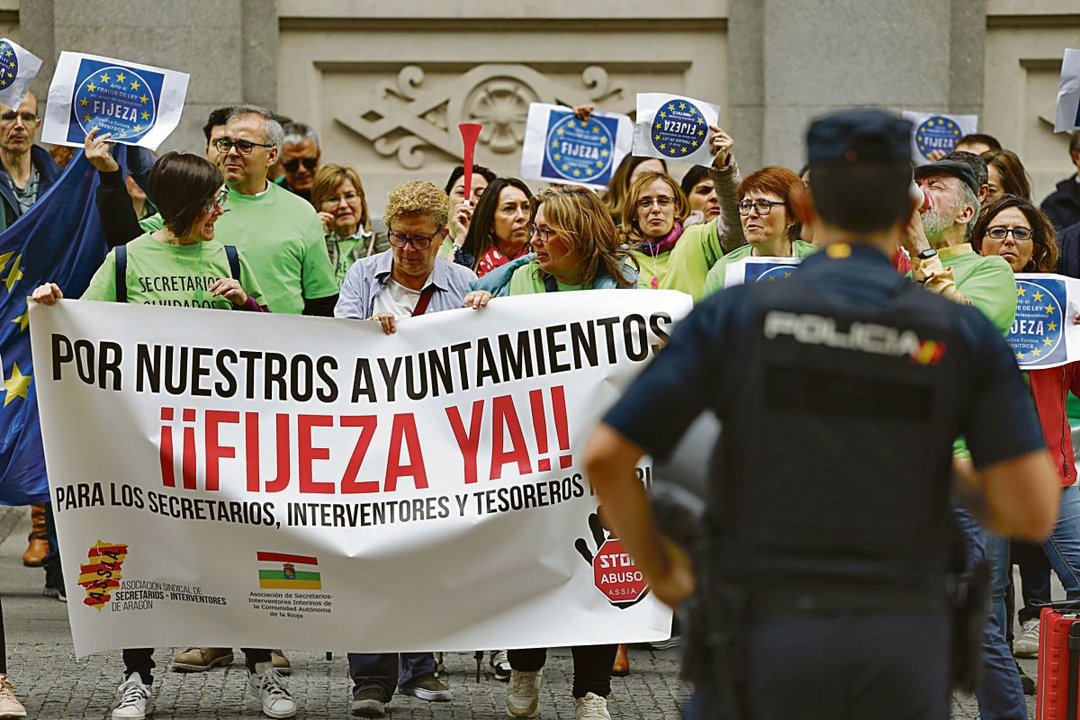 Concentración de funcionarios interinos de ayuntamientos de toda España, ayer ante el Ministerio de Hacienda