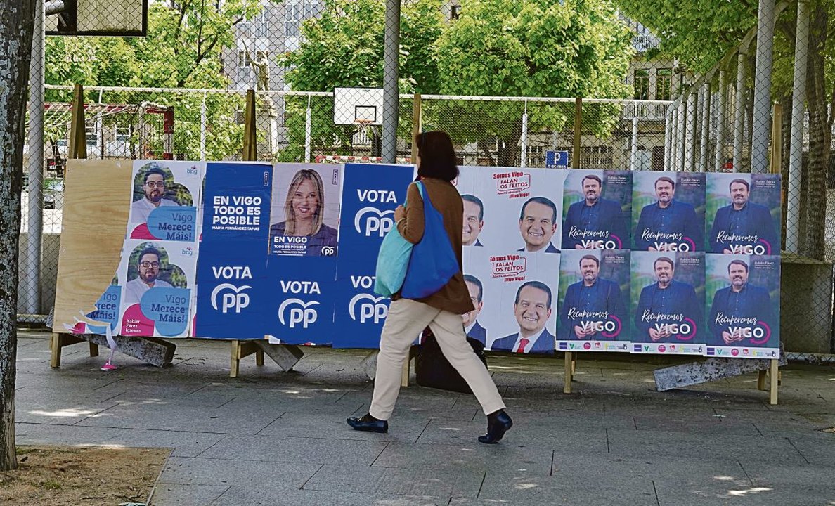 Con el inicio de la campaña electoral diferentes rincones de la ciudad se llenaron de carteles electorales.