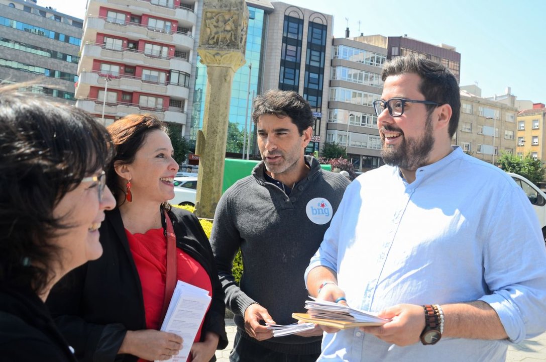 Elcandidato Xabier P. Igrexas, junto con la eurodiputada Ana Miranda e integrantes de su candidatura.
