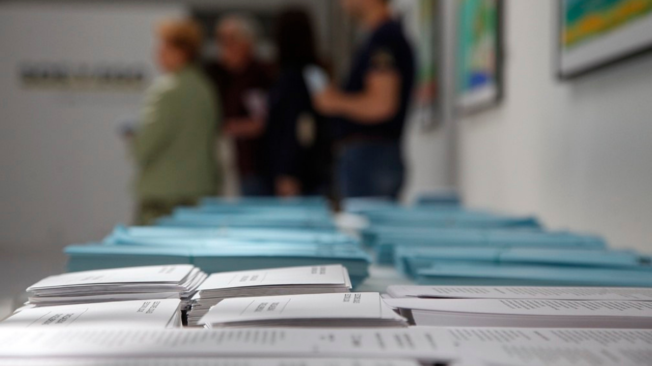 Papeletas en un colegio electoral de Vigo.