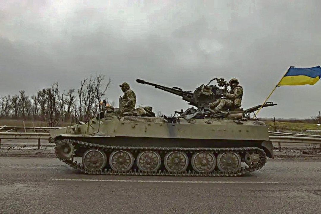 Soldados ucranianos viajan en un vehículo militar blindado en una carretera a las afueras de Jersón, al sur de Ucrania.
